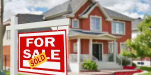 Selling a house in Quebec presents two options, sell with DuPropio or take advantage of the expertise of a real estate agent or broker.